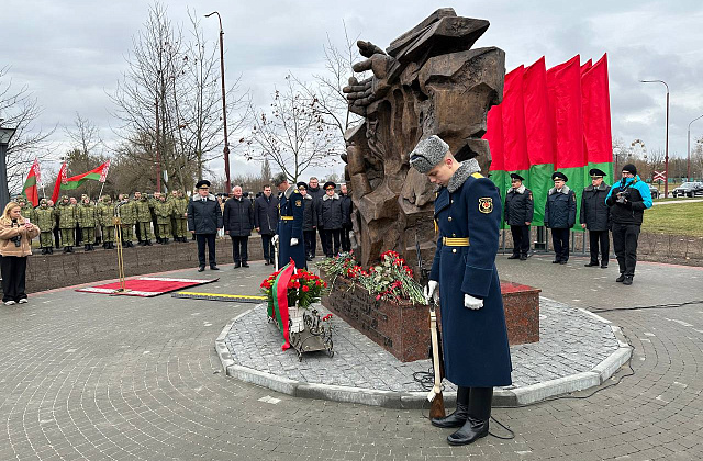  6 декабря в Бресте открыли монумент «Древо жизни» в память о жертвах геноцида белорусского народа в годы Великой Отечественной войны