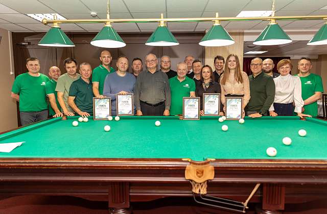 Мастера кия приняли участие в Рождественском турнире по бильярду