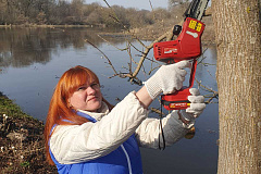 Белалко на субботнике у стен МК "Брестская крепость - герой"