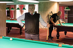 Мастера кия приняли участие в Рождественском турнире по бильярду