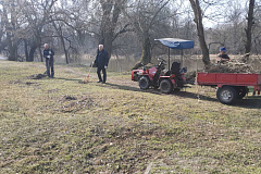 Белалко на субботнике у стен МК "Брестская крепость - герой"