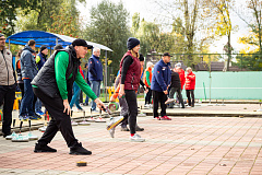 В айсшток можно играть круглый год: зимой - на ледовой арене, а в теплое время - на площадке со специальным покрытием.